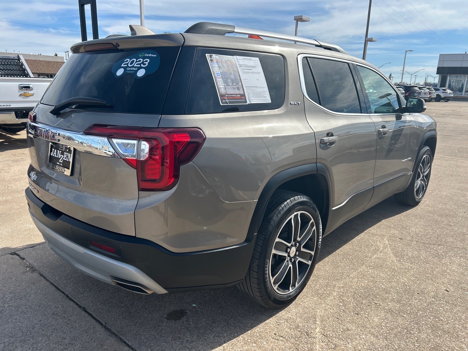 2023 GMC Acadia SLT