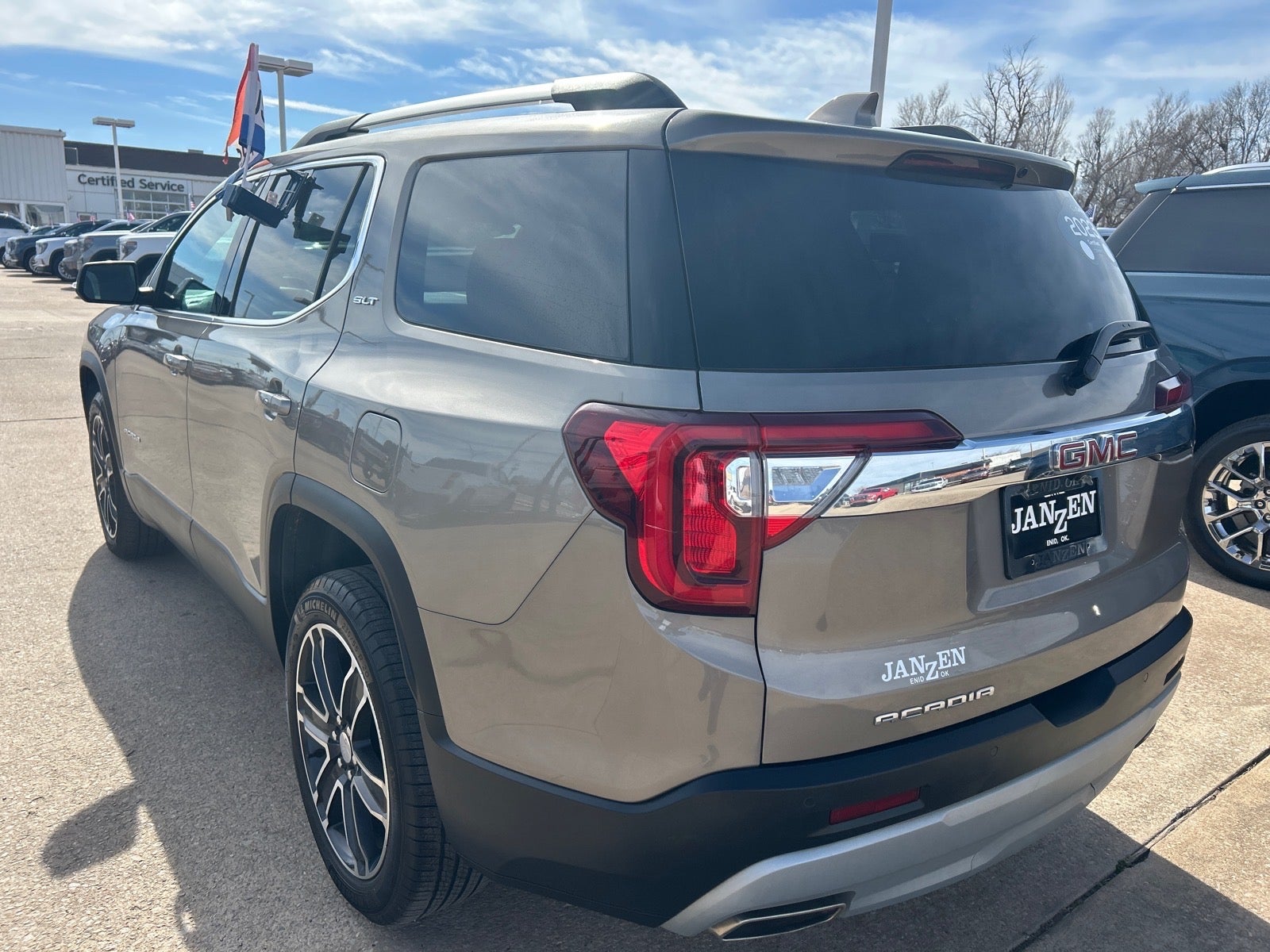2023 GMC Acadia SLT