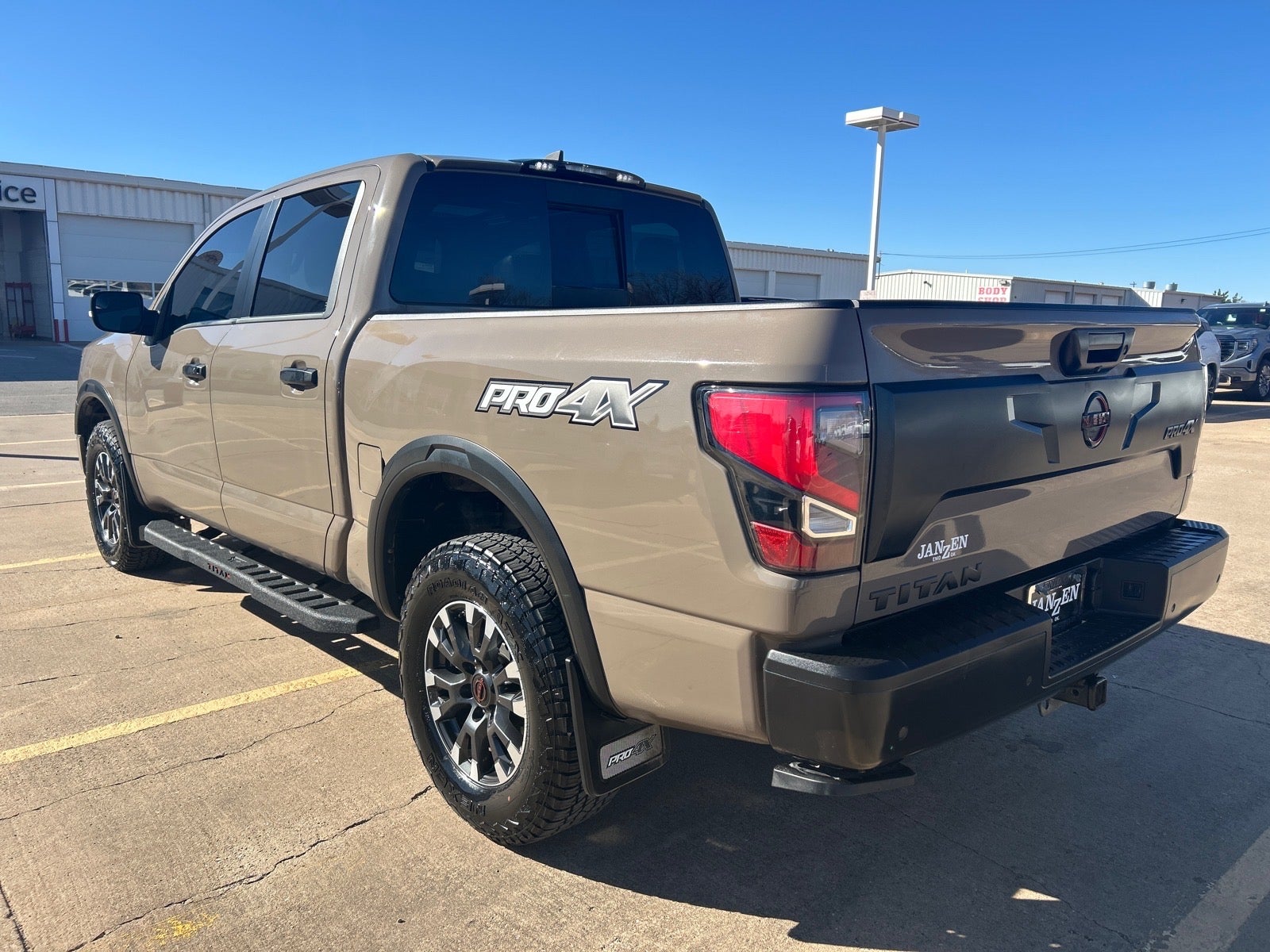 2023 Nissan TITAN Crew Cab PRO-4X 4x4